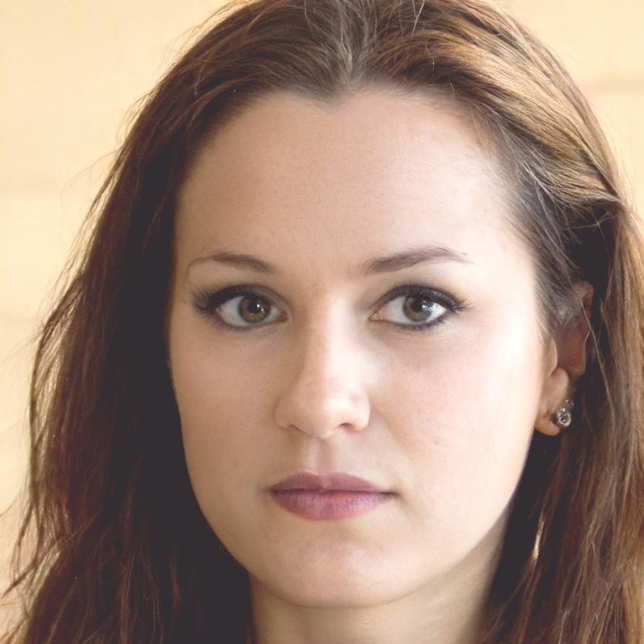 Retrato profesional de Carmen Ruiz, directora de estrategia financiera en tivalitheonari