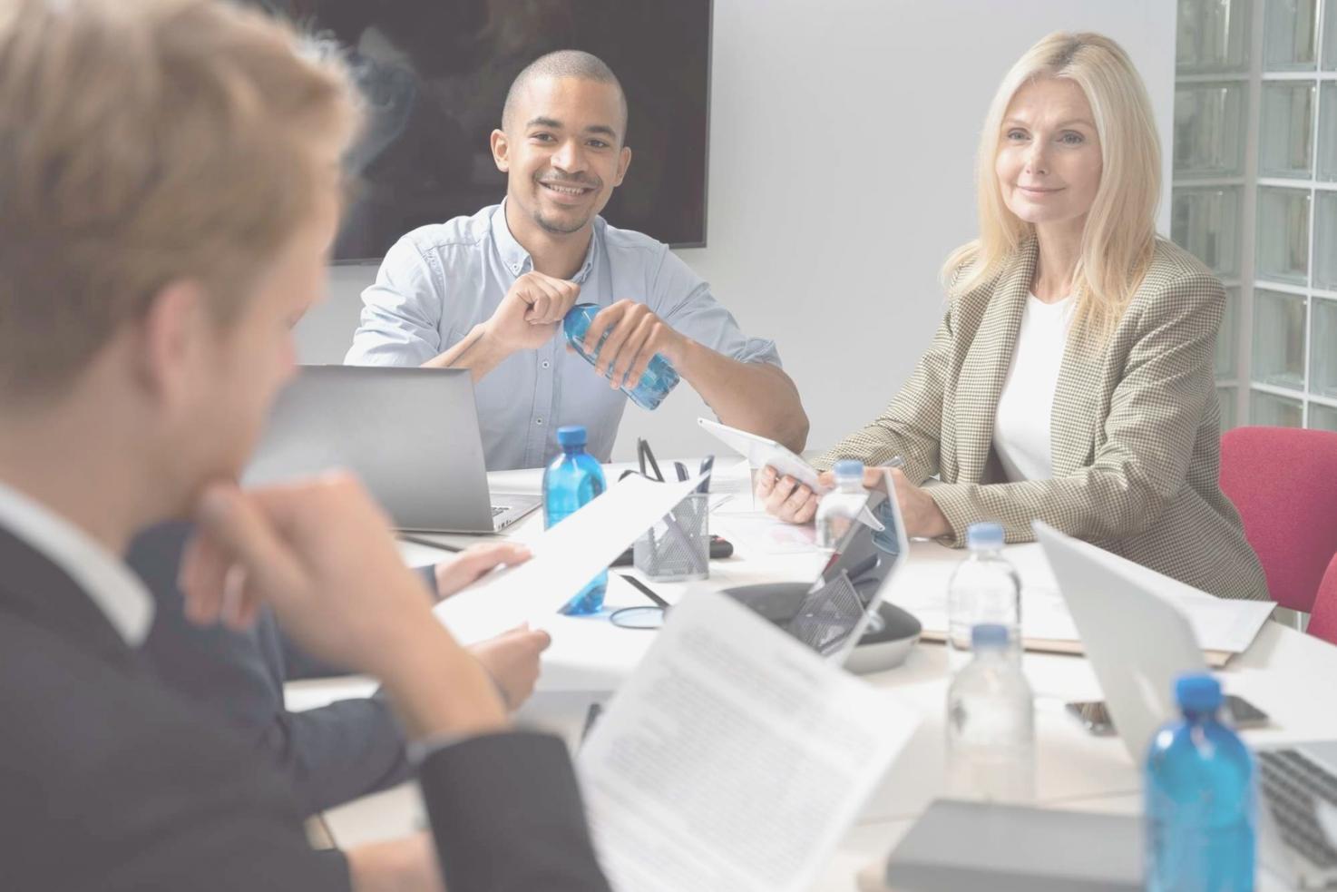 Equipo de consultores analizando datos financieros y estrategias empresariales